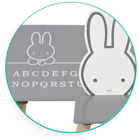 Lastelaud kahe tooliga jänku