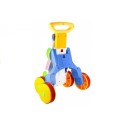 Väikelapse tõukamine mänguasjaga Jõehobu kõlab, kortsutab peegli