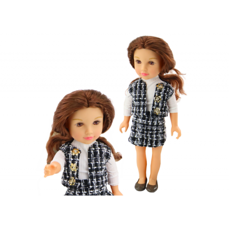 Elegantsete ruuduliste riietega nukk pruunide juustega