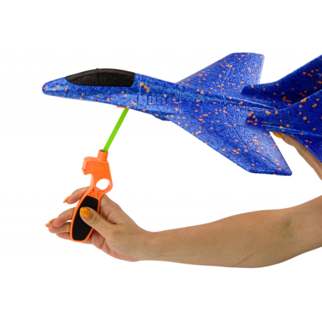 Vahtpolüstüroolist hävituslennuk sinise kadakaheitjaga