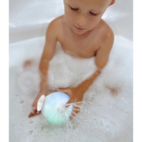 Vannimänguasi LED tuledega vett purskav vaal, valge