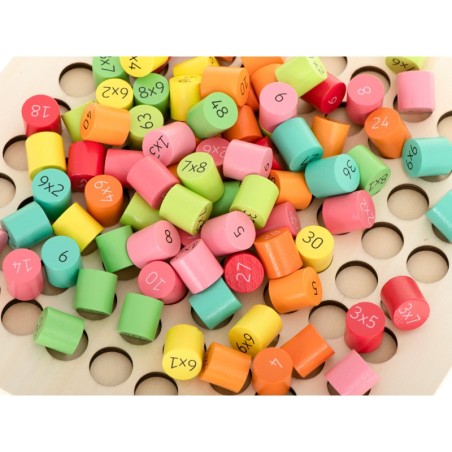 Puidust õppemäng korrutamise õppimiseks