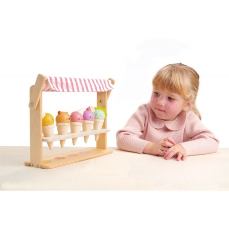 Puidust rõõmus jäätiselett