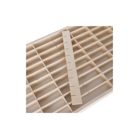 Puidust riiul mudelautodele