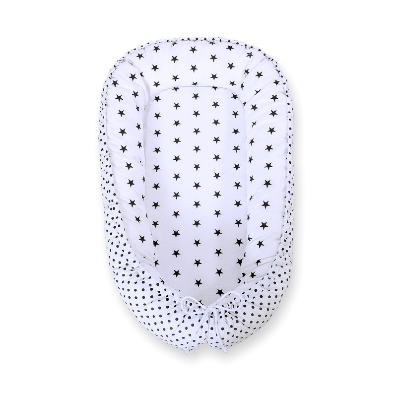 Beebipesa kahepoolne Premium Cocoon väikelastele - mustad tähed/täpid
