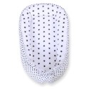 Beebipesa kahepoolne Premium Cocoon väikelastele - mustad tähed/täpid