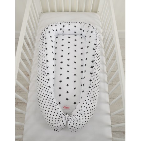 Beebipesa kahepoolne Premium Cocoon väikelastele - mustad tähed/täpid