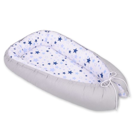 Beebipesa kahepoolne Premium Cocoon väikelastele - sinised tähed/hall