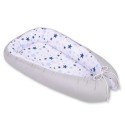 Beebipesa kahepoolne Premium Cocoon väikelastele - sinised tähed/hall