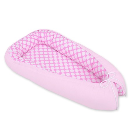 Beebipesa kahepoolne Premium Cocoon väikelastele - roosa valgete täppidega/roosa