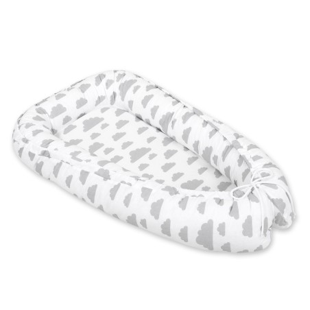 Beebipesa kahepoolne Premium Cocoon väikelastele - pilved hallid
