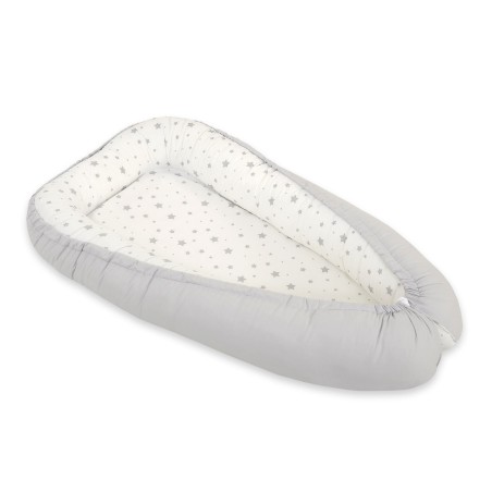 Beebipesa kahepoolne Premium Cocoon väikelastele - mini hallid tähed/ hall