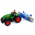 Roheline kaugjuhitav traktor põllurulli ja põllumehega 1:24