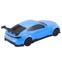 Sinine kaugjuhitav sportauto laadimisjaamaga