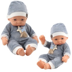 Beebinukk hallis pidžaamas ja mütsis