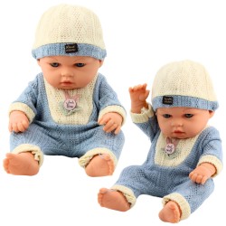 Beebinukk sinises kootud riietuses koos mütsiga