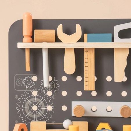 Puidust tööriistapink tööriistadega