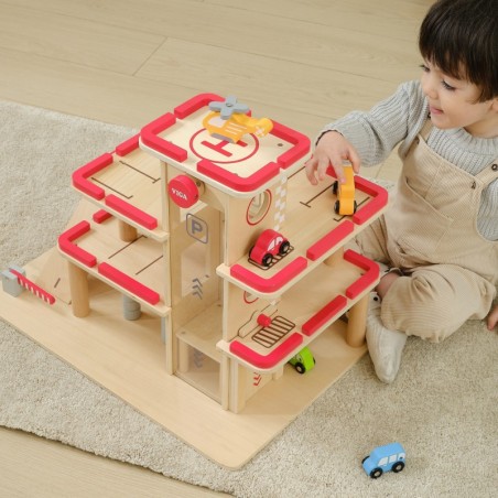 Puidust parkla autodele koos liftiga neljale autole ja helikopterile