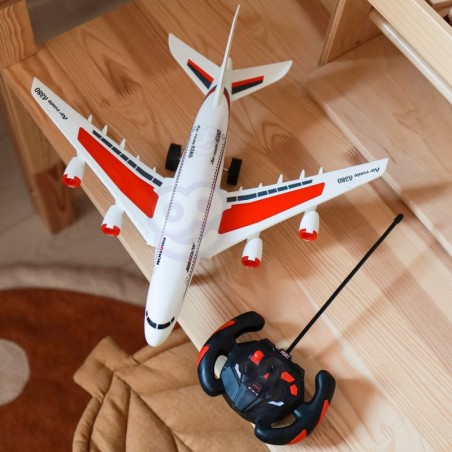 Kaugjuhitav puldiga reisilennuk