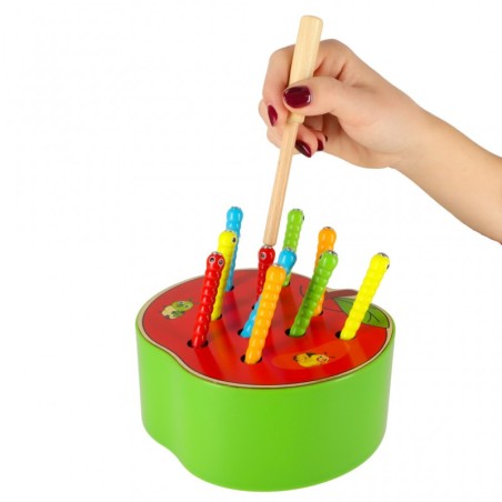 Magnetiline puidust röövikutega õuna mäng