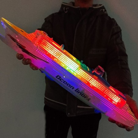 Suur kruiisilaev värviliste tuledega