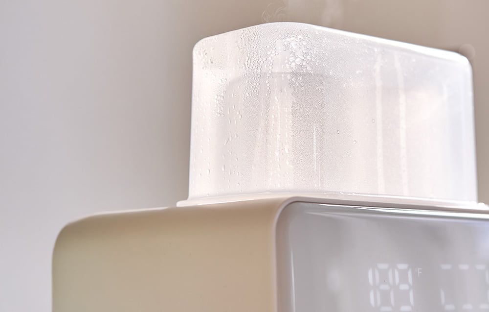 Close-up of the warmer lid with visible steam and drops of condensed water